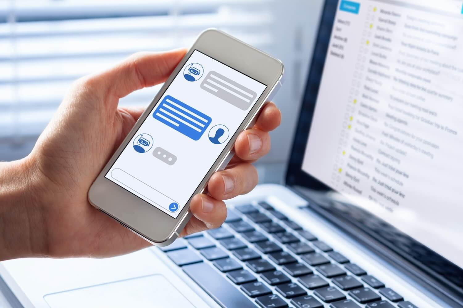 Chatbot,Conversation,On,Smartphone,Screen,App,Interface,With,Artificial,Intelligence Chatbots bei der Suchmaschinenoptimierung | Get On Stage GmbH